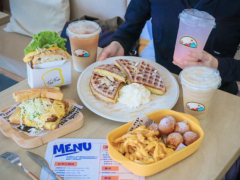 竹北樂房早午餐 純白通透環境享用山形吐司、鬆餅早午餐 結合扭蛋 街邊座位區一秒到國外