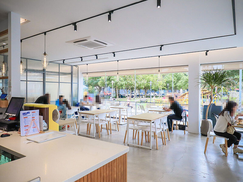 竹北樂房早午餐 純白通透環境享用山形吐司、鬆餅早午餐 結合扭蛋 街邊座位區一秒到國外