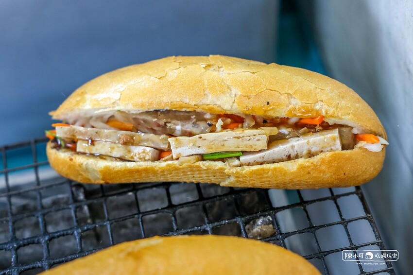 新北市中和區【中和越南小吃】小梅越南法國麵包，用炭火烤的法國麵包！