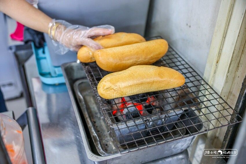 新北市中和區【中和越南小吃】小梅越南法國麵包，用炭火烤的法國麵包！