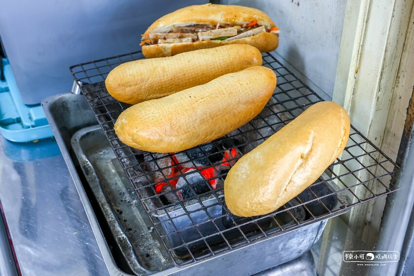 新北市中和區【中和越南小吃】小梅越南法國麵包，用炭火烤的法國麵包！