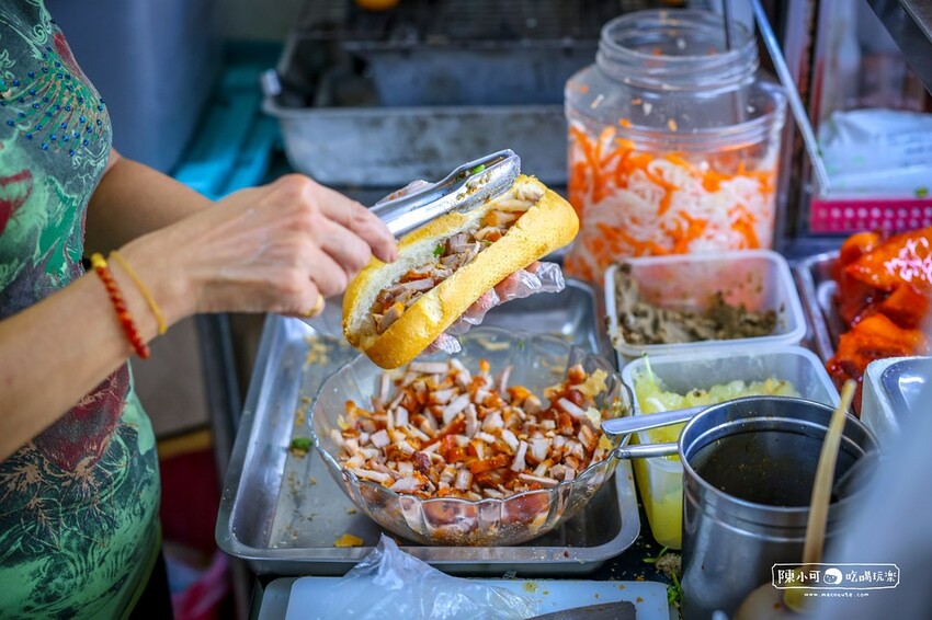 新北市中和區【中和越南小吃】小梅越南法國麵包，用炭火烤的法國麵包！