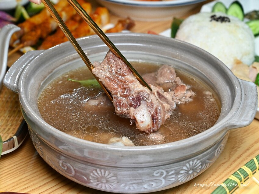 台中市中區沙嗲寶貝｜台中南洋料理、台中火車站美食推薦，口味道地料多實在，激推肉骨茶、海南雞飯，還有炸榴槤