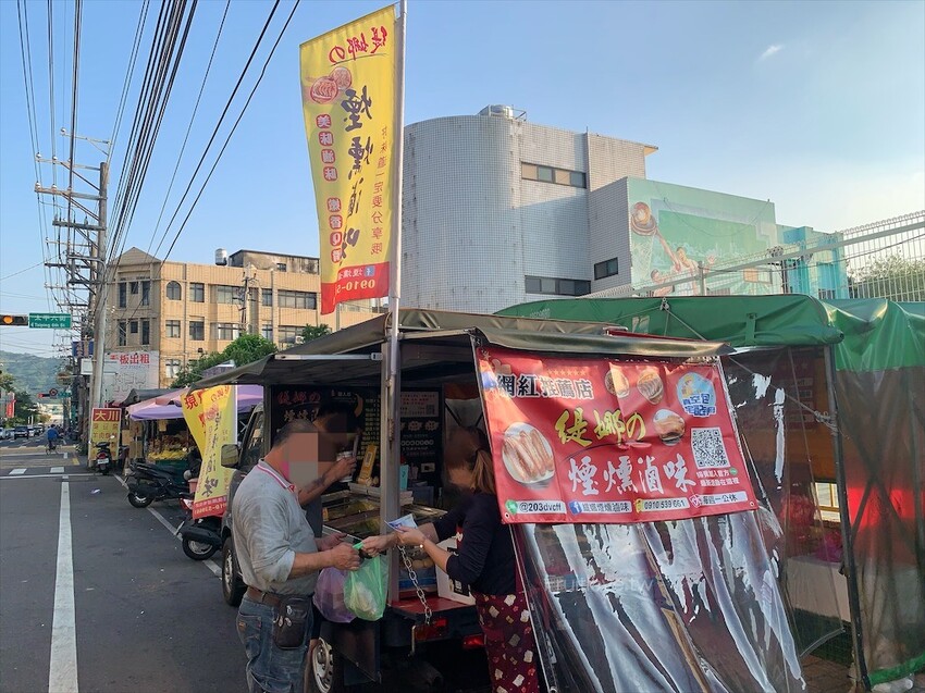 煙燻滷味緹娜⟩太平長億夜市必吃美食小吃，太平台中小鎮吃了會上癮的平價煙燻滷味，冬季限定麻油鴨肉油飯也是必點之一 @果果愛Fruitlove