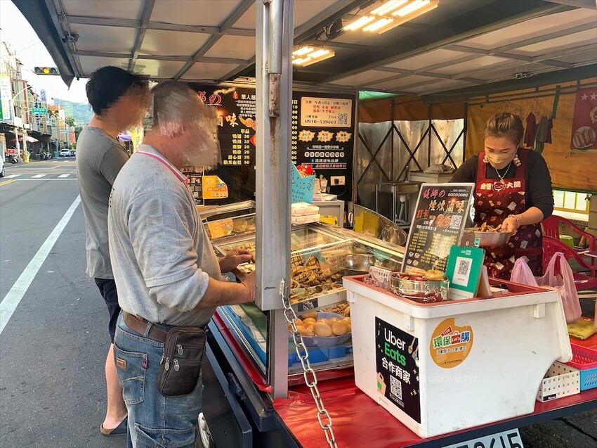 煙燻滷味緹娜⟩太平長億夜市必吃美食小吃，太平台中小鎮吃了會上癮的平價煙燻滷味，冬季限定麻油鴨肉油飯也是必點之一 @果果愛Fruitlove