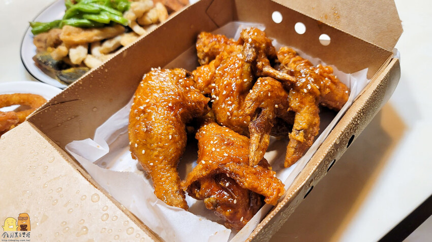 新北市板橋區板橋平價超美味文青炸雞店-喵咕炸雞，醬吃炸雞份量超多，每塊雞塊肉肥汁多!價格便宜料實在，板橋鹹酥雞首選