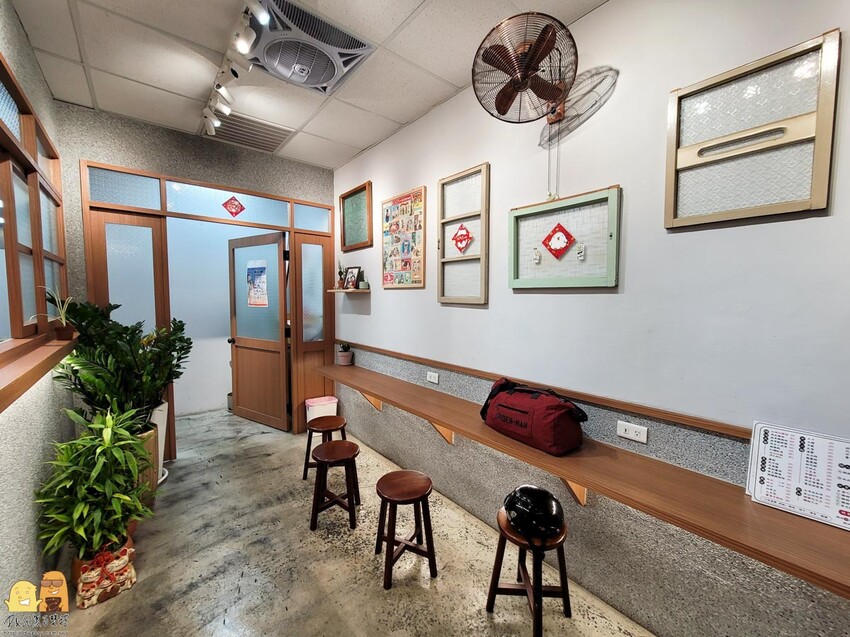 新北市板橋區板橋平價超美味文青炸雞店-喵咕炸雞，醬吃炸雞份量超多，每塊雞塊肉肥汁多!價格便宜料實在，板橋鹹酥雞首選