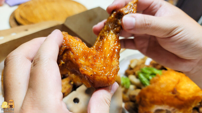 新北市板橋區板橋平價超美味文青炸雞店-喵咕炸雞，醬吃炸雞份量超多，每塊雞塊肉肥汁多!價格便宜料實在，板橋鹹酥雞首選