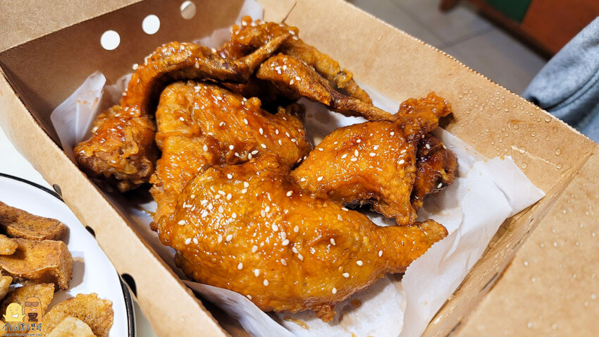 新北市板橋區板橋平價超美味文青炸雞店-喵咕炸雞，醬吃炸雞份量超多，每塊雞塊肉肥汁多!價格便宜料實在，板橋鹹酥雞首選