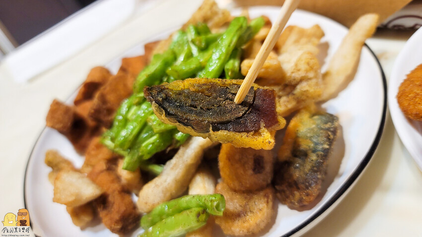 新北市板橋區板橋平價超美味文青炸雞店-喵咕炸雞，醬吃炸雞份量超多，每塊雞塊肉肥汁多!價格便宜料實在，板橋鹹酥雞首選