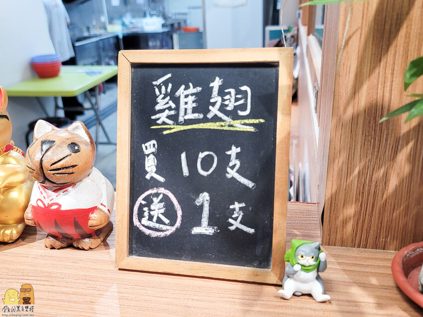 新北市板橋區板橋平價超美味文青炸雞店-喵咕炸雞，醬吃炸雞份量超多，每塊雞塊肉肥汁多!價格便宜料實在，板橋鹹酥雞首選