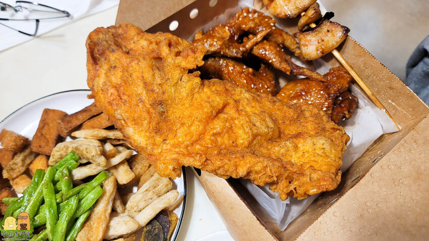 新北市板橋區板橋平價超美味文青炸雞店-喵咕炸雞，醬吃炸雞份量超多，每塊雞塊肉肥汁多!價格便宜料實在，板橋鹹酥雞首選