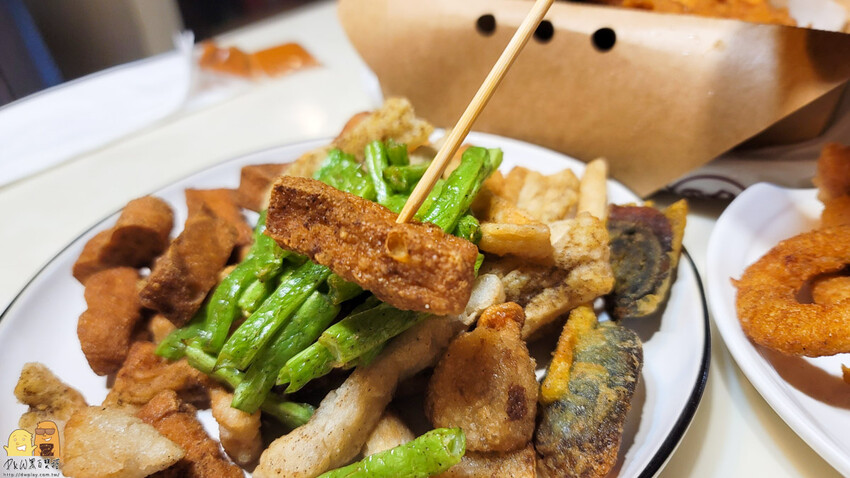 新北市板橋區板橋平價超美味文青炸雞店-喵咕炸雞，醬吃炸雞份量超多，每塊雞塊肉肥汁多!價格便宜料實在，板橋鹹酥雞首選