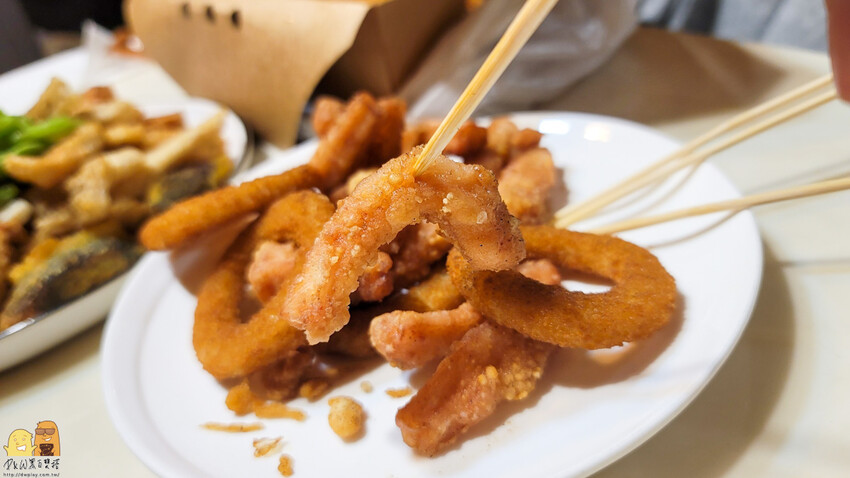 新北市板橋區板橋平價超美味文青炸雞店-喵咕炸雞，醬吃炸雞份量超多，每塊雞塊肉肥汁多!價格便宜料實在，板橋鹹酥雞首選