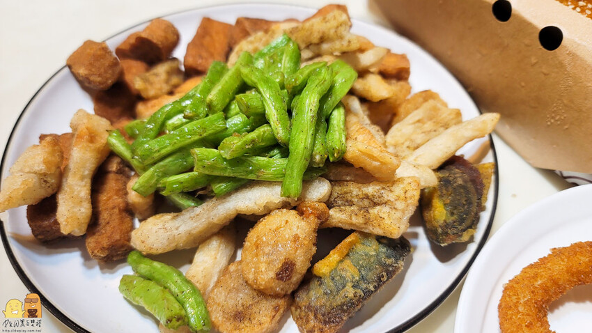 新北市板橋區板橋平價超美味文青炸雞店-喵咕炸雞，醬吃炸雞份量超多，每塊雞塊肉肥汁多!價格便宜料實在，板橋鹹酥雞首選