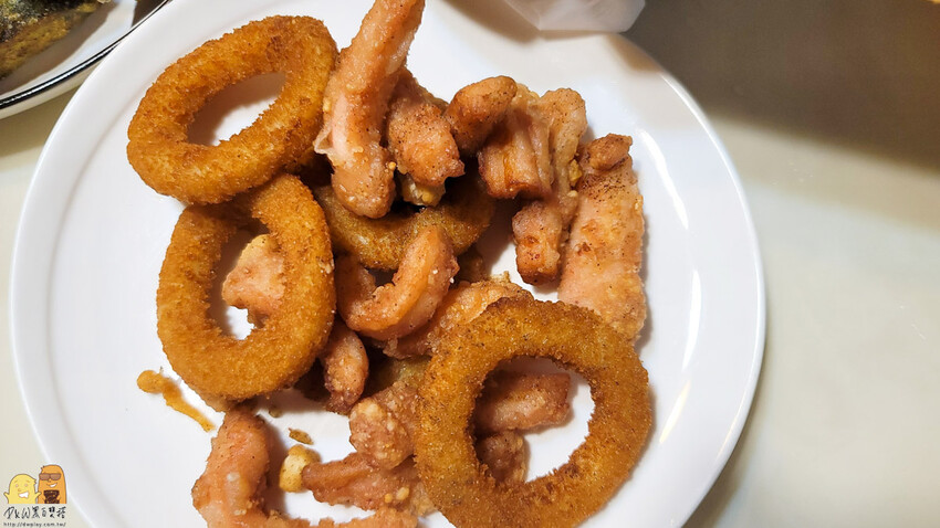 新北市板橋區板橋平價超美味文青炸雞店-喵咕炸雞，醬吃炸雞份量超多，每塊雞塊肉肥汁多!價格便宜料實在，板橋鹹酥雞首選