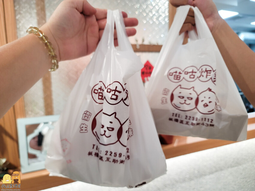 新北市板橋區板橋平價超美味文青炸雞店-喵咕炸雞，醬吃炸雞份量超多，每塊雞塊肉肥汁多!價格便宜料實在，板橋鹹酥雞首選