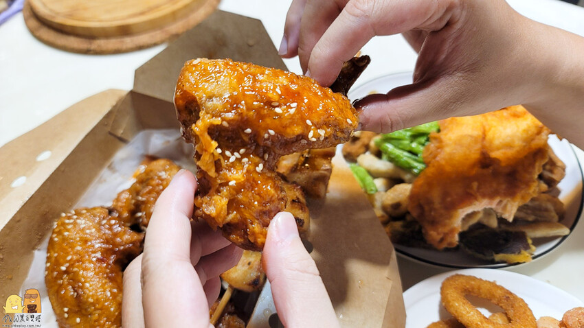 新北市板橋區板橋平價超美味文青炸雞店-喵咕炸雞，醬吃炸雞份量超多，每塊雞塊肉肥汁多!價格便宜料實在，板橋鹹酥雞首選