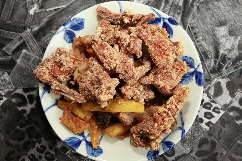 台南市安南區吃。台南市｜安南區。「中州寮三角骨」中州寮保安宮廟前老字號人氣炸雞攤，經常大排長龍且提早銷售一空「中