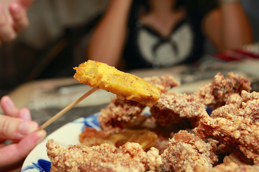 台南市安南區吃。台南市｜安南區。「中州寮三角骨」中州寮保安宮廟前老字號人氣炸雞攤，經常大排長龍且提早銷售一空「中