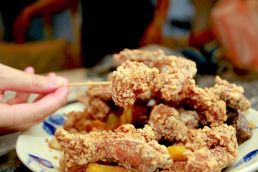 台南市安南區吃。台南市｜安南區。「中州寮三角骨」中州寮保安宮廟前老字號人氣炸雞攤，經常大排長龍且提早銷售一空「中