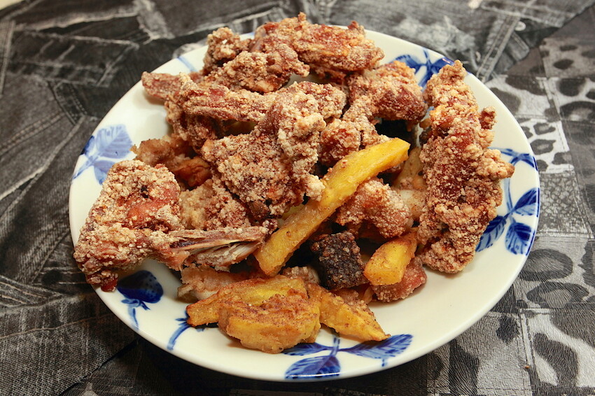 台南市安南區吃。台南市｜安南區。「中州寮三角骨」中州寮保安宮廟前老字號人氣炸雞攤，經常大排長龍且提早銷售一空「中