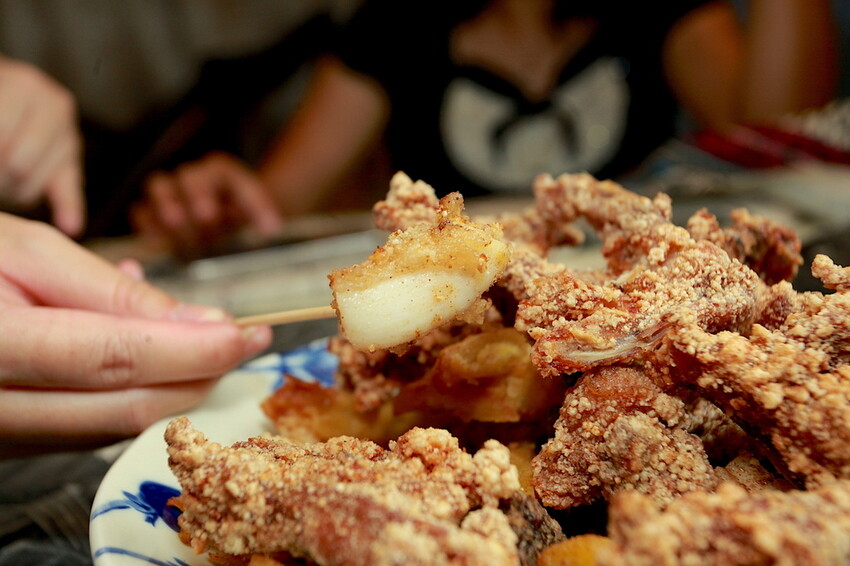 台南市安南區吃。台南市｜安南區。「中州寮三角骨」中州寮保安宮廟前老字號人氣炸雞攤，經常大排長龍且提早銷售一空「中