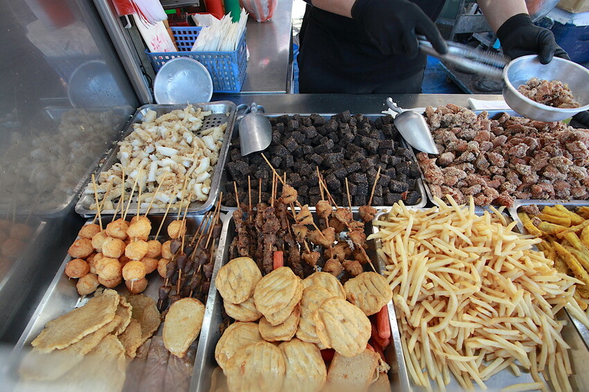 台南市安南區吃。台南市｜安南區。「中州寮三角骨」中州寮保安宮廟前老字號人氣炸雞攤，經常大排長龍且提早銷售一空「中