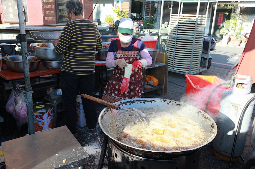 台南市安南區吃。台南市｜安南區。「中州寮三角骨」中州寮保安宮廟前老字號人氣炸雞攤，經常大排長龍且提早銷售一空「中