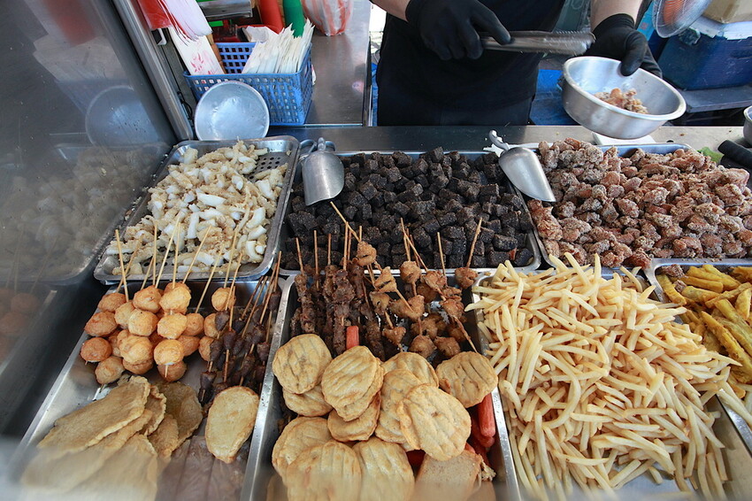 台南市安南區吃。台南市｜安南區。「中州寮三角骨」中州寮保安宮廟前老字號人氣炸雞攤，經常大排長龍且提早銷售一空「中