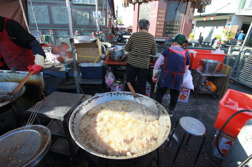 台南市安南區吃。台南市｜安南區。「中州寮三角骨」中州寮保安宮廟前老字號人氣炸雞攤，經常大排長龍且提早銷售一空「中