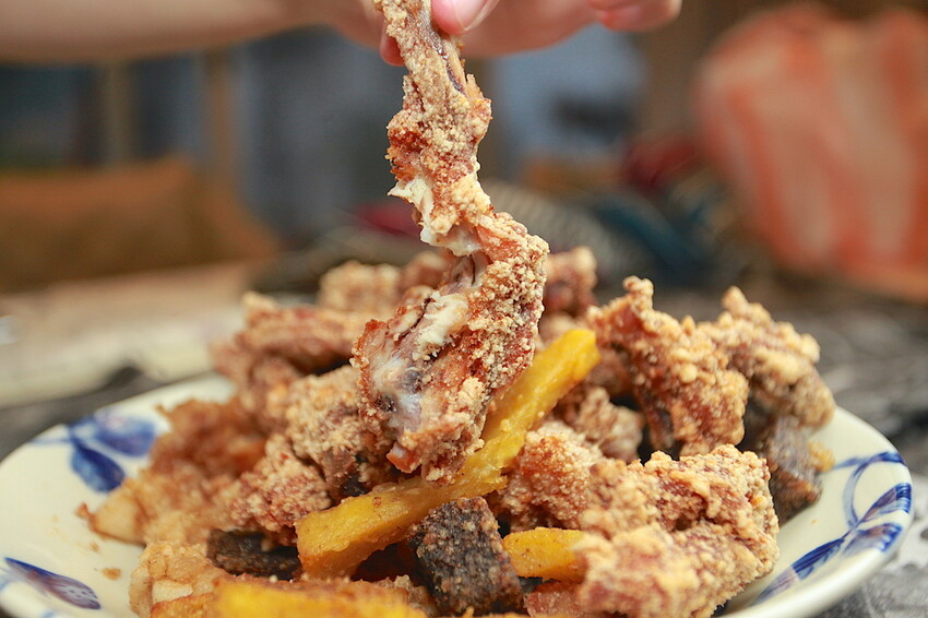 台南市安南區吃。台南市｜安南區。「中州寮三角骨」中州寮保安宮廟前老字號人氣炸雞攤，經常大排長龍且提早銷售一空「中