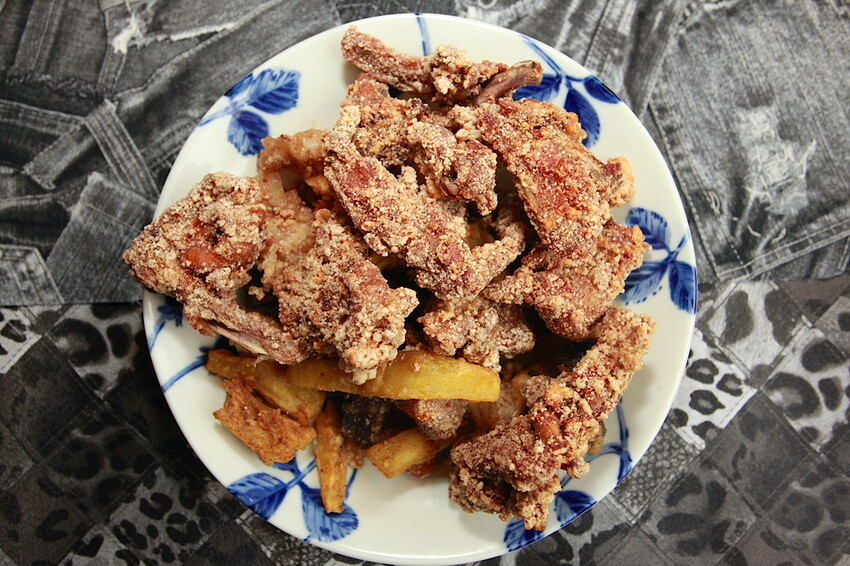 台南市安南區吃。台南市｜安南區。「中州寮三角骨」中州寮保安宮廟前老字號人氣炸雞攤，經常大排長龍且提早銷售一空「中