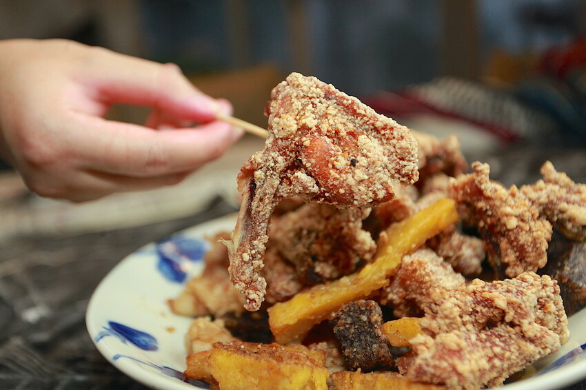 台南市安南區吃。台南市｜安南區。「中州寮三角骨」中州寮保安宮廟前老字號人氣炸雞攤，經常大排長龍且提早銷售一空「中