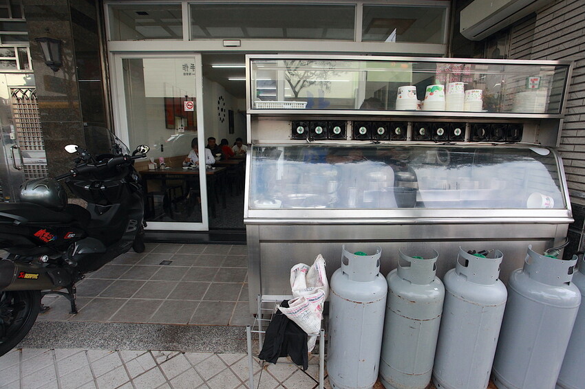 台南市北區吃。台南｜北區。「北成虱目魚粥」台南最好喝的虱目魚湯湯底，無添加味素長時間熬煮出濃醇香的湯頭「北成虱