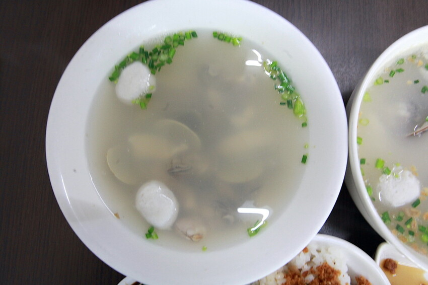 台南市北區吃。台南｜北區。「北成虱目魚粥」台南最好喝的虱目魚湯湯底，無添加味素長時間熬煮出濃醇香的湯頭「北成虱