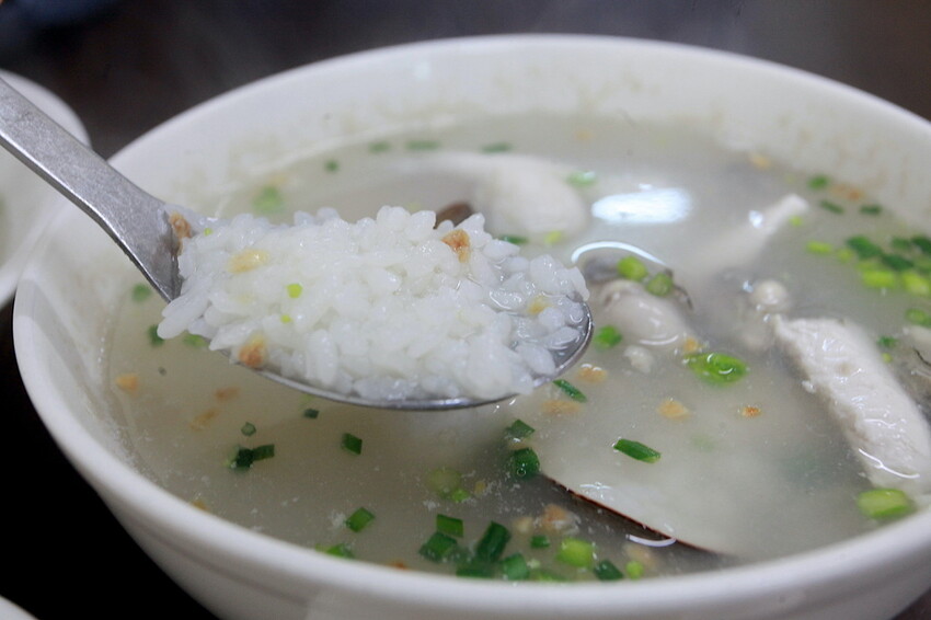 台南市北區吃。台南｜北區。「北成虱目魚粥」台南最好喝的虱目魚湯湯底，無添加味素長時間熬煮出濃醇香的湯頭「北成虱