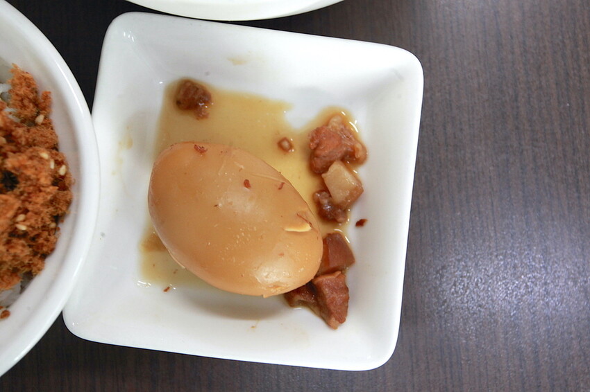 台南市北區吃。台南｜北區。「北成虱目魚粥」台南最好喝的虱目魚湯湯底，無添加味素長時間熬煮出濃醇香的湯頭「北成虱