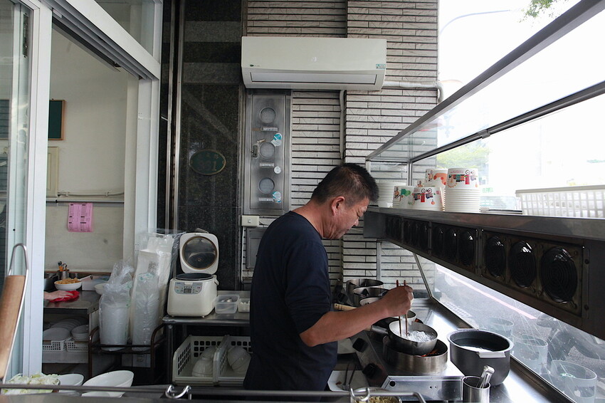台南市北區吃。台南｜北區。「北成虱目魚粥」台南最好喝的虱目魚湯湯底，無添加味素長時間熬煮出濃醇香的湯頭「北成虱