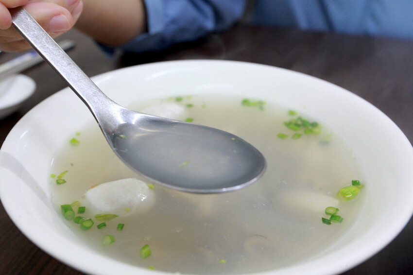 台南市北區吃。台南｜北區。「北成虱目魚粥」台南最好喝的虱目魚湯湯底，無添加味素長時間熬煮出濃醇香的湯頭「北成虱