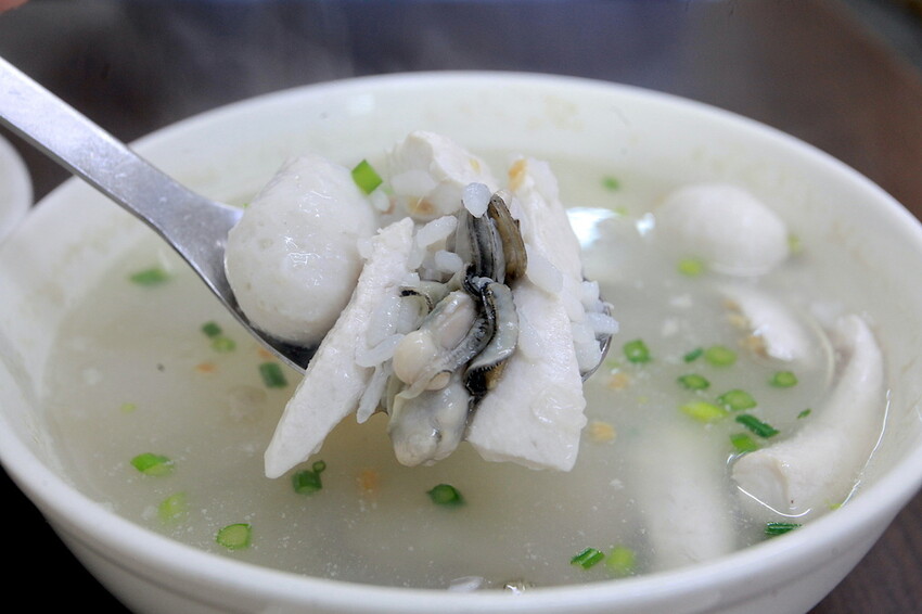 台南市北區吃。台南｜北區。「北成虱目魚粥」台南最好喝的虱目魚湯湯底，無添加味素長時間熬煮出濃醇香的湯頭「北成虱