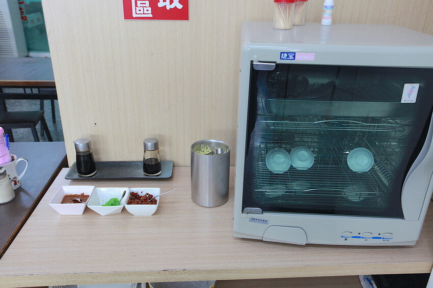 台南市北區吃。台南｜北區。「北成虱目魚粥」台南最好喝的虱目魚湯湯底，無添加味素長時間熬煮出濃醇香的湯頭「北成虱