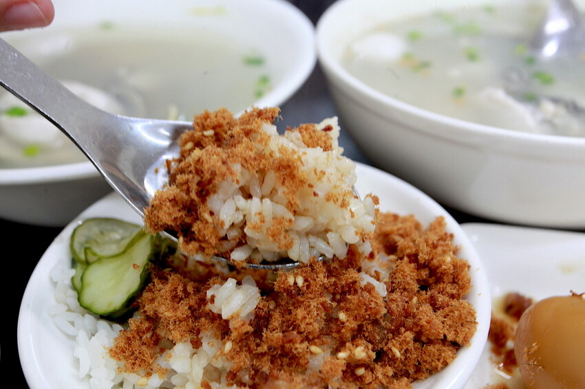 台南市北區吃。台南｜北區。「北成虱目魚粥」台南最好喝的虱目魚湯湯底，無添加味素長時間熬煮出濃醇香的湯頭「北成虱