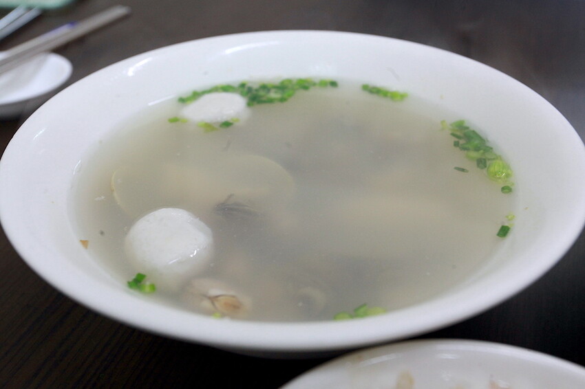 台南市北區吃。台南｜北區。「北成虱目魚粥」台南最好喝的虱目魚湯湯底，無添加味素長時間熬煮出濃醇香的湯頭「北成虱