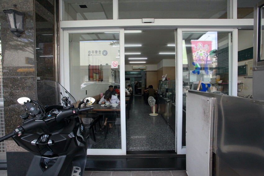 台南市北區吃。台南｜北區。「北成虱目魚粥」台南最好喝的虱目魚湯湯底，無添加味素長時間熬煮出濃醇香的湯頭「北成虱