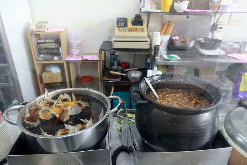 台南市北區吃。台南｜北區。「北成虱目魚粥」台南最好喝的虱目魚湯湯底，無添加味素長時間熬煮出濃醇香的湯頭「北成虱