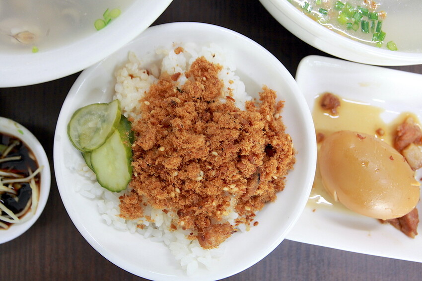 台南市北區吃。台南｜北區。「北成虱目魚粥」台南最好喝的虱目魚湯湯底，無添加味素長時間熬煮出濃醇香的湯頭「北成虱