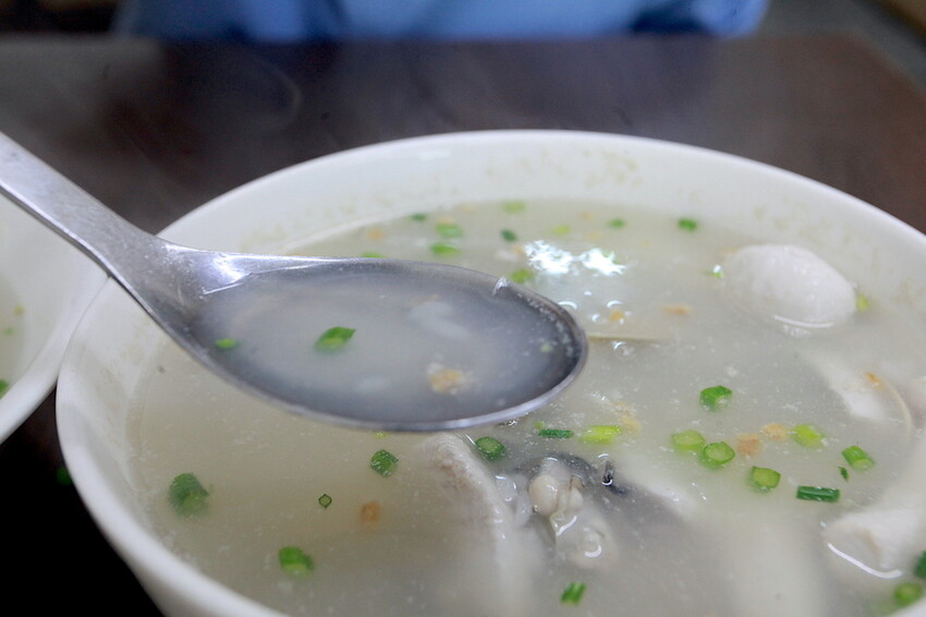 台南市北區吃。台南｜北區。「北成虱目魚粥」台南最好喝的虱目魚湯湯底，無添加味素長時間熬煮出濃醇香的湯頭「北成虱