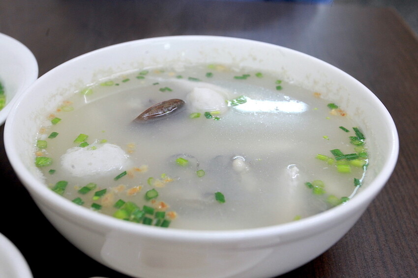 台南市北區吃。台南｜北區。「北成虱目魚粥」台南最好喝的虱目魚湯湯底，無添加味素長時間熬煮出濃醇香的湯頭「北成虱
