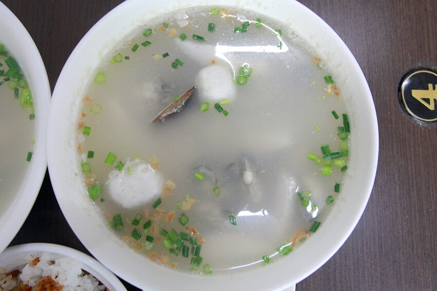 台南市北區吃。台南｜北區。「北成虱目魚粥」台南最好喝的虱目魚湯湯底，無添加味素長時間熬煮出濃醇香的湯頭「北成虱